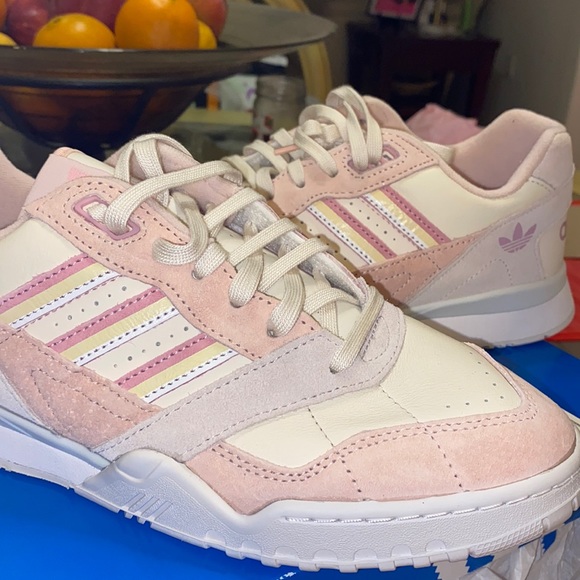 NEW ADIDAS WOMENS SNEAKERS SIZE 8 NEVER USED - Picture 4 of 5